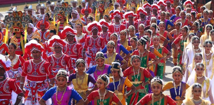 Artistas realizan una presentación durante las celebraciones del 78 Día de la Independencia, en Colombo, Sri Lanka.