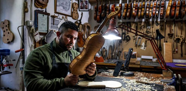 El luthier palestino Shehada Shalalda ensambla un violín en su taller de Ramallah, Cisjordania ocupada.