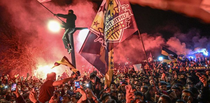 Los aficionados del Fenerbahçe encienden bengalas y ondean banderas para recibir al centrocampista francés Ngolo Kanté (no aparece en la foto) a su llegada al aeropuerto Sabiha Gökçen para completar su transferencia al club turco Fenerbahçe, en Estambul. El centrocampista francés Ngolo Kanté fichó por el Fenerbahçe procedente del Al-Ittihad saudí gracias al apoyo del presidente turco, Recep Tayyip Erdogan, según anunció el club turco.