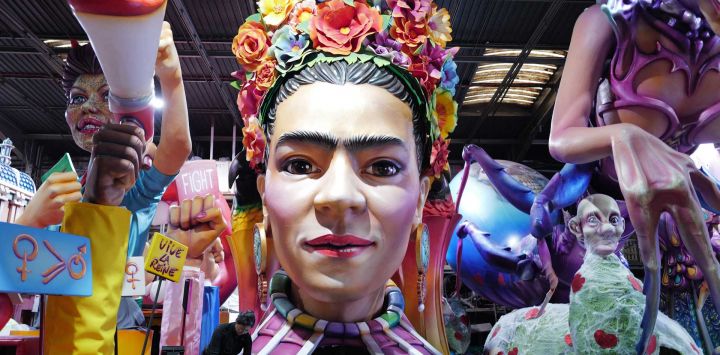 Un equipo pinta una pieza durante los preparativos del Carnaval de Niza de 2026 en un almacén de Niza, Francia.