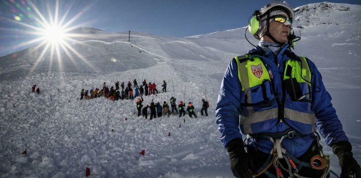 Un miembro del equipo de rescate de montaña CRS Alpes Grenoble trabaja durante una operación de rescate de emergencia por avalancha en una zona fuera de pista del macizo de Écrins, en los Alpes franceses.