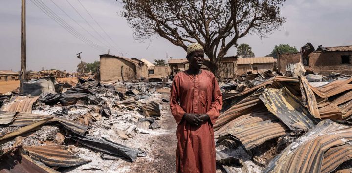 Un residente se encuentra entre escombros quemados y casas dañadas tras el ataque en Woro, estado de Kwara. Aún se están conociendo detalles del ataque en el estado de Kwara, pero es uno de los más mortíferos del país en los últimos meses. Según la Cruz Roja, el número de muertos asciende a 162 personas y la búsqueda de cuerpos continúa.