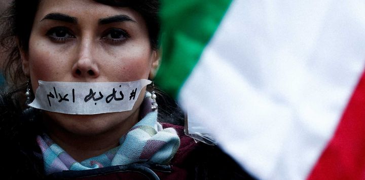 Una manifestante lleva una pegatina sobre la boca con la leyenda "No a la ejecución" durante una marcha silenciosa en París, denunciando la brutal represión del gobierno iraní contra los manifestantes antigubernamentales en la República Islámica.
