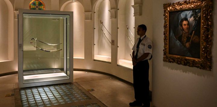 Una pintura que representa al héroe nacional argentino, el General José de San Martín (derecha), y el sable curvo que le perteneció se exhiben en el Museo Histórico Nacional de Buenos Aires. La decisión del gobierno de Javier Milei de trasladar el sable del Libertador argentino José de San Martín a un regimiento militar provocó la indignación de los herederos de la pieza, quienes exigieron judicialmente que el arma permaneciera en el Museo Histórico Nacional, donde fue donada en 1897.