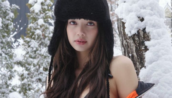 Lisa hizo derretir la red luciendo una bikini negra en un campo nevado