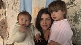 El tierno look de Calu Rivero y Bee en la playa: boho, minimal y al natural