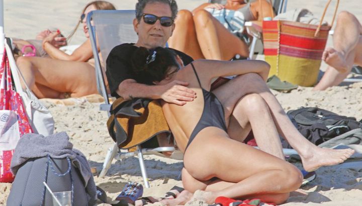 Andrés Calamaro y Natalí Franco, descansan en las playas de Punta Del Este