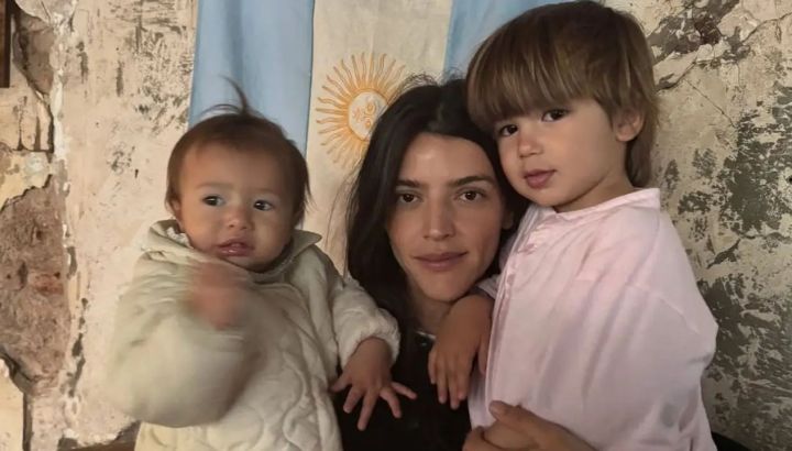 El tierno look de Calu Rivero y Bee en la playa: boho, minimal y al natural