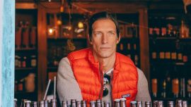 Ni sillones chicos ni livings rígidos: Iván de Pineda impone el sofá XXL en su casa de Bariloche