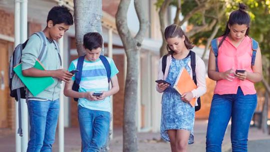 Cada vez más niños y adolescentes usan inteligencia artificial para consultas en salud mental