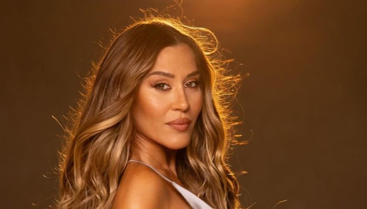 Jeans con roturas y suéter con brillos: el look de Jimena Barón en su primera salida sin sus hijos