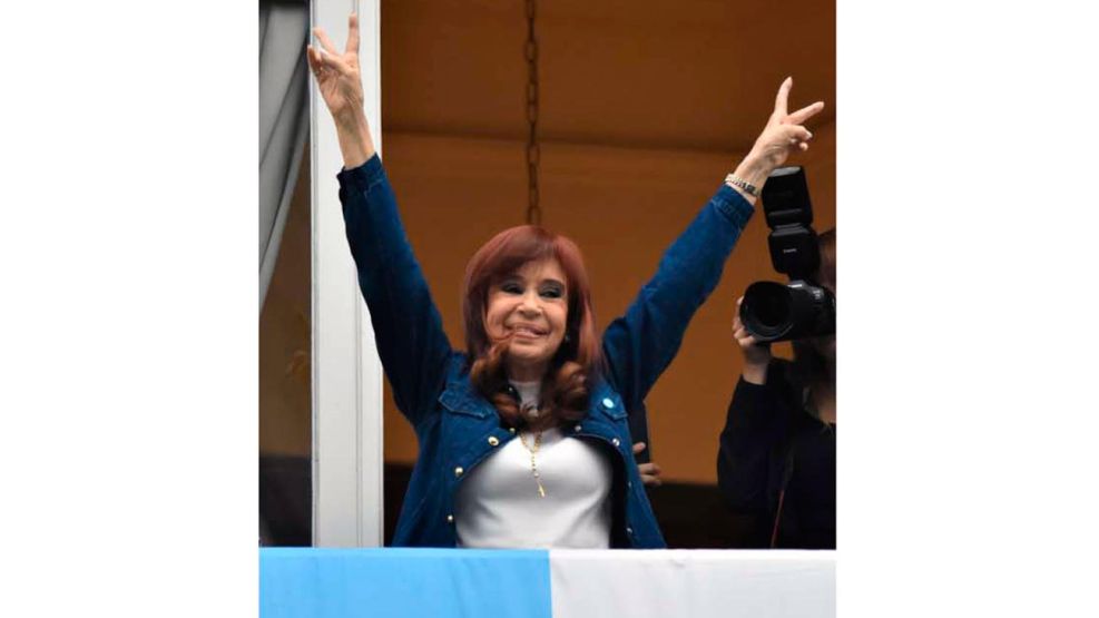 070226_cristina_fernandez_kirchner_cfk_balcon_cedoc_g