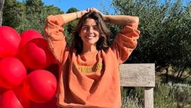 Con impronta boho chic, Calu Rivero construyó un set de DJ adentro de su camioneta