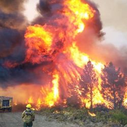 Unos 90 brigadistas, equipados con herramientas manuales y tecnología de combate, fueron helitransportados.