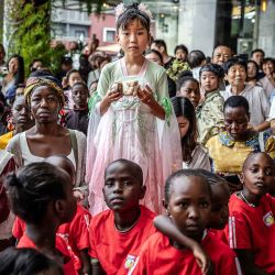 Los asistentes se reúnen para ver espectáculos durante las celebraciones del Año Nuevo Lunar chino en Nairobi. Foto de Luis TATO / AFP | Foto:AFP