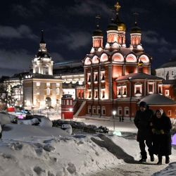 Personas caminan por el parque Zaryadye durante una fría noche de invierno en el centro de Moscú. Foto de HECTOR RETAMAL / AFP | Foto:AFP