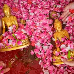 La gente limpia estatuas de Buda en preparación para el Año Nuevo Lunar del Caballo en el Vihara Buddhayana en Surabaya. Foto de JUNI KRISWANTO / AFP | Foto:AFP