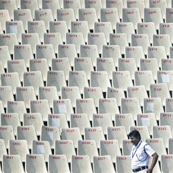 Un miembro de la policía camina frente a asientos vacíos en las gradas durante el partido de la fase de grupos de la Copa Mundial de Cricket T20 Masculina ICC 2026. Foto de Dibyangshu SARKAR / AFP | Foto:AFP