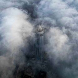 Edificios se ven a través de un velo de niebla que se desplaza por el distrito de al-Salmeyya en la ciudad de Kuwait. Foto de Yasser Al-Zayyat / AFP | Foto:AFP