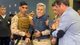 El ministro Seguridad de Córdoba probó el nuevo guante eléctrico de la policía: “Es como meter los dedos en el enchufe"