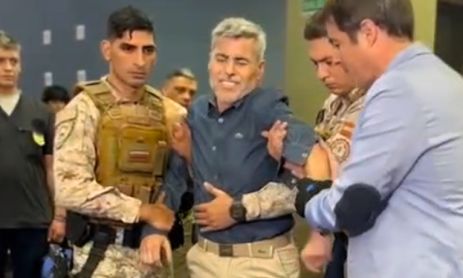 Ministro quinteros probando el guante