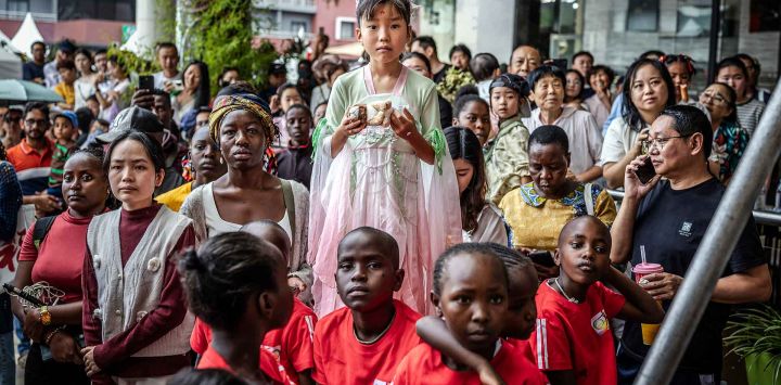 Los asistentes se reúnen para ver espectáculos durante las celebraciones del Año Nuevo Lunar chino en Nairobi. Foto de Luis TATO / AFP