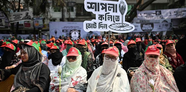 Simpatizantes de la alianza liderada por el partido Jamaat-e-Islami asisten a un mitin antes de las elecciones generales de Bangladés en Daca. Foto de Sajjad HUSSAIN / AFP