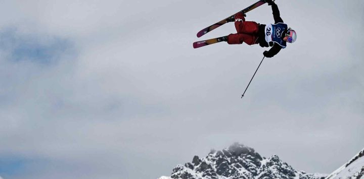 Naomi Urness de Canadá compite en la primera manga final de slopestyle femenino de esquí libre durante los Juegos Olímpicos de Invierno. Foto de Jeff PACHOUD / AFP 