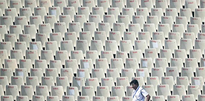 Un miembro de la policía camina frente a asientos vacíos en las gradas durante el partido de la fase de grupos de la Copa Mundial de Cricket T20 Masculina ICC 2026. Foto de Dibyangshu SARKAR / AFP