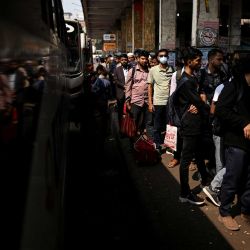 La gente hace fila para comprar boletos en una terminal de autobuses en Dhaka. Foto de Sajjad HUSSAIN / AFP | Foto:AFP