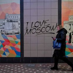 Una mujer camina en una estación de metro en el centro de Moscú. Foto de Hector RETAMAL / AFP | Foto:AFP