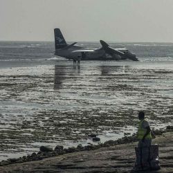 El sitio del accidente de un avión de StarSky después de que se estrellara poco después de despegar con 55 pasajeros a bordo en Mogadiscio. Foto de AFP | Foto:AFP