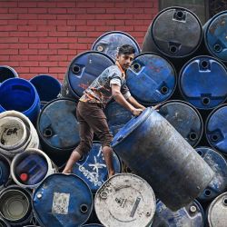 Un trabajador apila tambores vacíos fuera de una tienda en un mercado antes de las elecciones generales de Bangladesh en Dhaka. Foto de Sajjad HUSSAIN / AFP | Foto:AFP