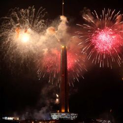 Los fuegos artificiales iluminan el cielo junto a la Torre Milad en Teherán para conmemorar el 47.º aniversario de la Revolución Iraní. Foto de ATTA KENARE / AFP | Foto:AFP
