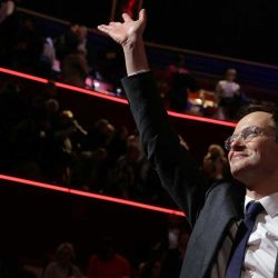 El candidato a la alcaldía de París, Pierre-Yves Bournazel, saluda a sus seguidores al final de una reunión de campaña en el Cirque d'Hiver en París. Foto de Thomas SAMSON / AFP | Foto:AFP