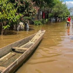 Personas caminan por una calle inundada en Lorica, departamento de Córdoba, Colombia. Foto de AFP | Foto:AFP
