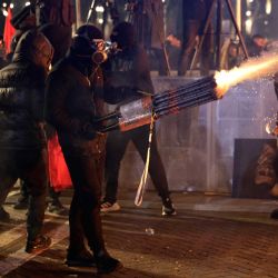 Manifestantes lanzan fuegos artificiales mientras se enfrentan a la policía antidisturbios durante una protesta antigubernamental en Tirana. Foto de Adnan Beci / AFP | Foto:AFP