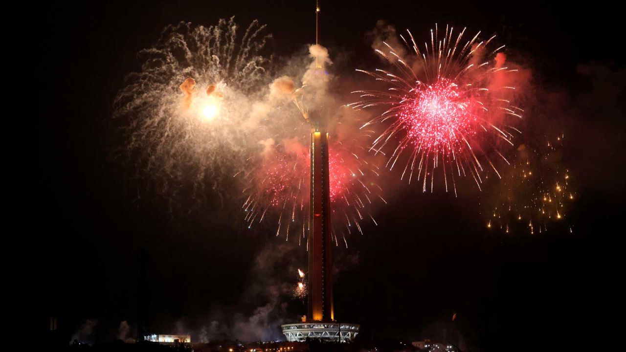 Los fuegos artificiales iluminan el cielo junto a la Torre Milad en Teherán para conmemorar el 47.º aniversario de la Revolución Iraní. Foto de ATTA KENARE / AFP | Foto:AFP