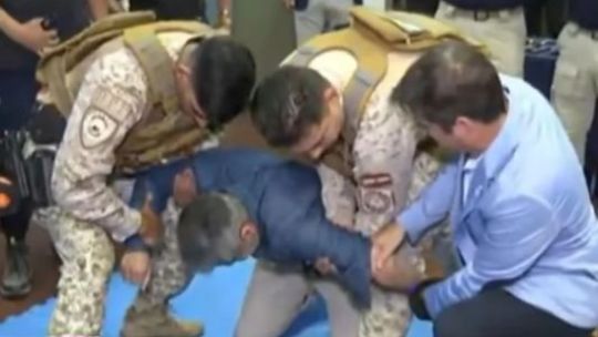 Imágenes sensibles: un ministro cordobés ordenó que lo electrocutaran en vivo