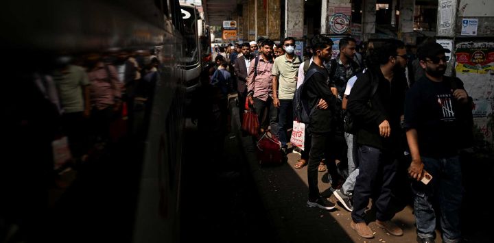 La gente hace fila para comprar boletos en una terminal de autobuses en Dhaka. Foto de Sajjad HUSSAIN / AFP