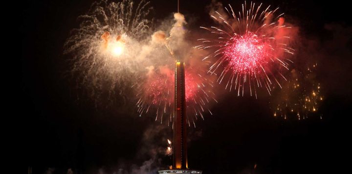 Los fuegos artificiales iluminan el cielo junto a la Torre Milad en Teherán para conmemorar el 47.º aniversario de la Revolución Iraní. Foto de ATTA KENARE / AFP