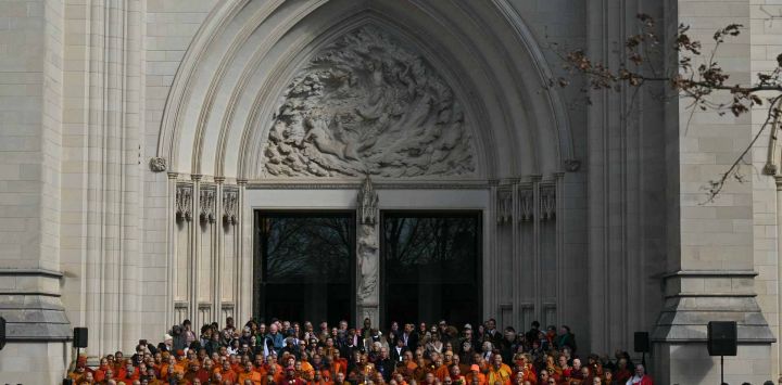 Monjes budistas llegan de Texasca la Catedral Nacional de Washington DC. Foto de Drew ANGERER / AFP