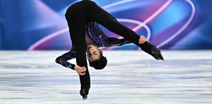 Donovan Carrillo de México compite en el programa corto individual masculino de patinaje artístico durante los Juegos Olímpicos de Invierno Milano Cortina. Foto de Gabriel BOUYS / AFP