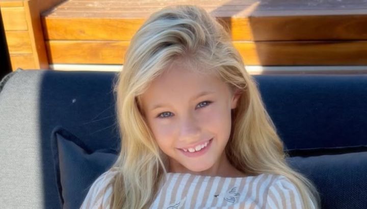 Matilda Salazar deslumbra en Mar del Plata con su vestido estilo Bridgerton: ideal para un bautismo o un cumpleaños