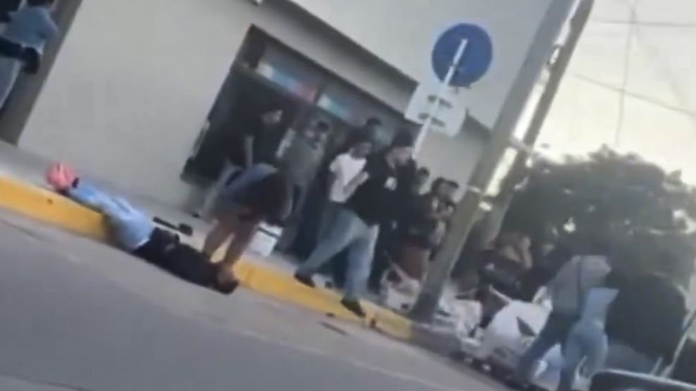 Violencia a la salida de un boliche en Batán