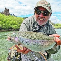 El último tramo del río Traful discurre por un valle de una belleza sin igual. Es de un vadeo bastante accesible y las buenas truchas suelen estar pegadas a la costa, entre palos y ramas. 