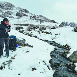 Increíble paisaje: los picos de Navarino de fondo, ladeando uno de los tantos espejos de agua que se atraviesan, y en plena nevada.
