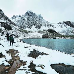 Increíble paisaje: los picos de Navarino de fondo, ladeando uno de los tantos espejos de agua que se atraviesan, y en plena nevada.