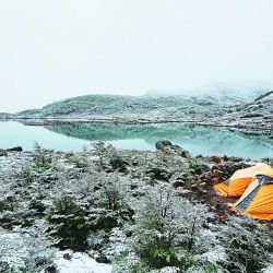 Increíble paisaje: los picos de Navarino de fondo, ladeando uno de los tantos espejos de agua que se atraviesan, y en plena nevada.