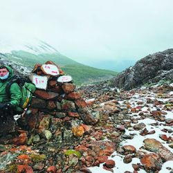 Increíble paisaje: los picos de Navarino de fondo, ladeando uno de los tantos espejos de agua que se atraviesan, y en plena nevada.
